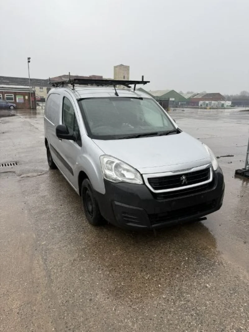 JPS Chartered Surveyors - Motor Vehicle Auction | Mercedes-Benz Mobile Clinic Unit w/ Hearing Examination Booth | Mercedes Benz & Ford Panel Vans - Auction Image 4
